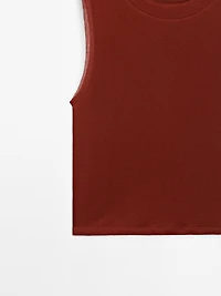 Sleeveless T-shirt with double piping