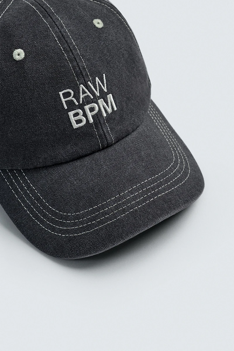 CASQUETTE DÉLAVÉE TEXTE BRODÉ SURPIQÛRES