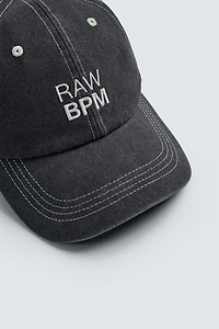 CASQUETTE DÉLAVÉE TEXTE BRODÉ SURPIQÛRES