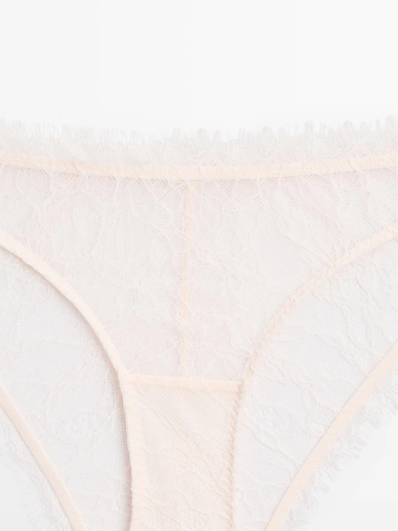 Culotte en dentelle effilochée