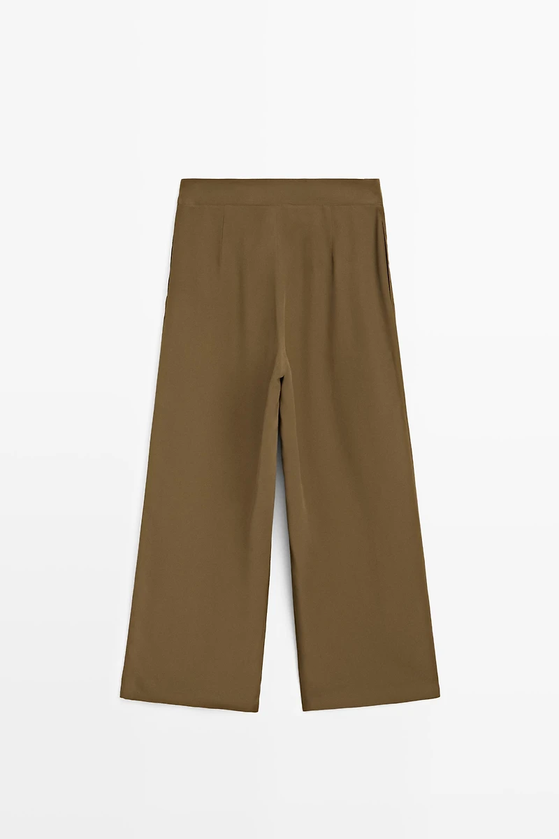 Total look flowing trousers with box pleats
