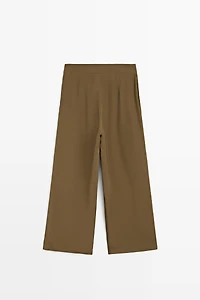 Total look flowing trousers with box pleats