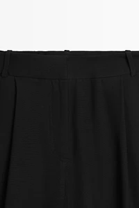 Pleated barrel fit pants