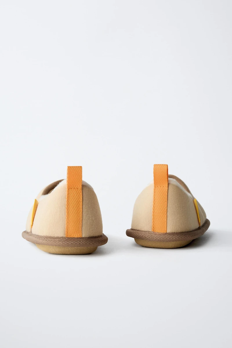 CHAUSSONS D'INTÉRIEUR DÉTAIL