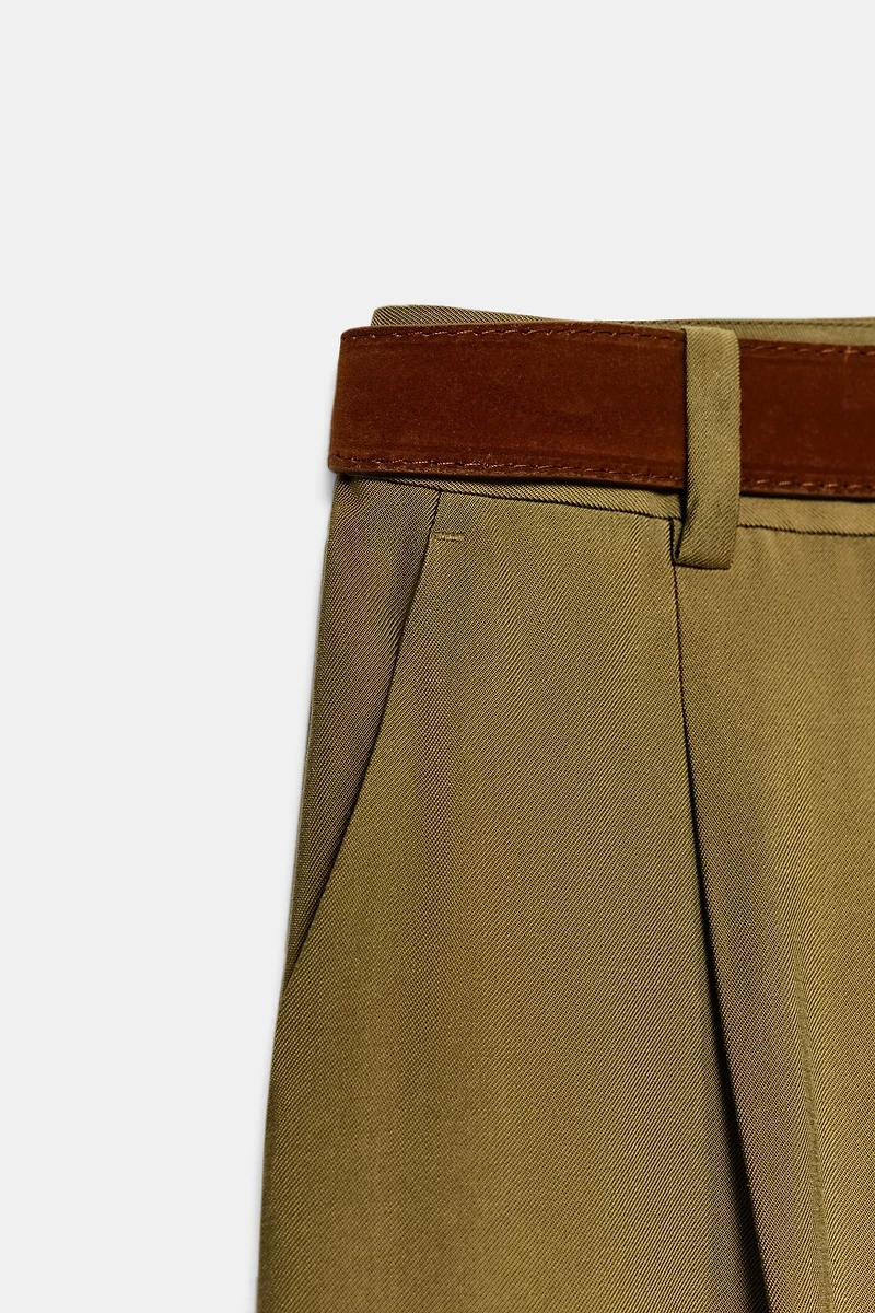 PANTALON À PINCES AVEC CEINTURE