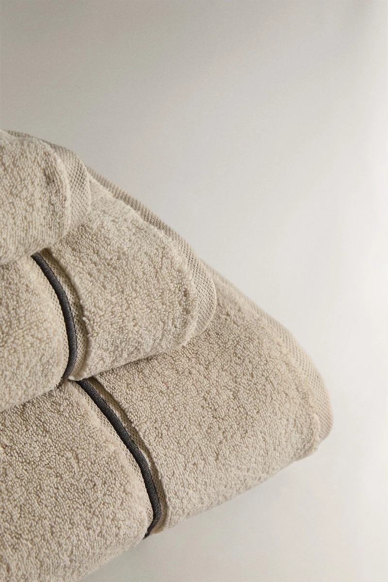 BATH TOWEL WITH EMBROIDERED SCALLOP