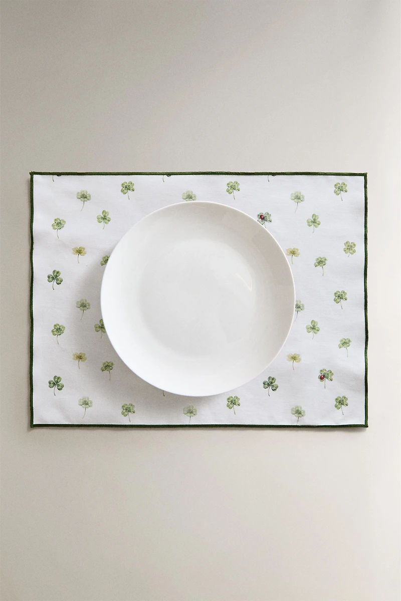 RESIN-COATED CLOVER PLACEMAT