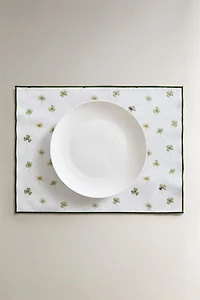 RESIN-COATED CLOVER PLACEMAT
