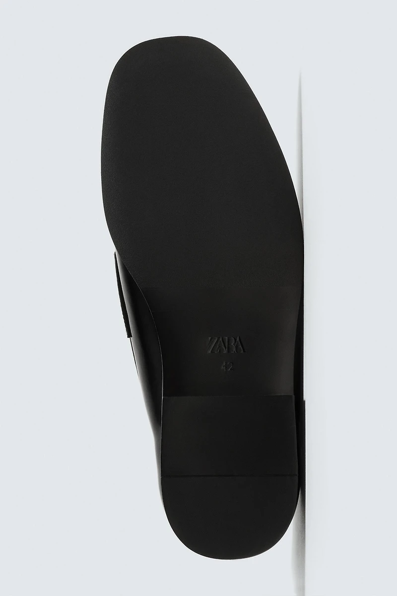 MOCASSINS CHICS À POMPONS EFFET VERNIS