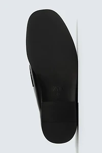 MOCASSINS CHICS À POMPONS EFFET VERNIS