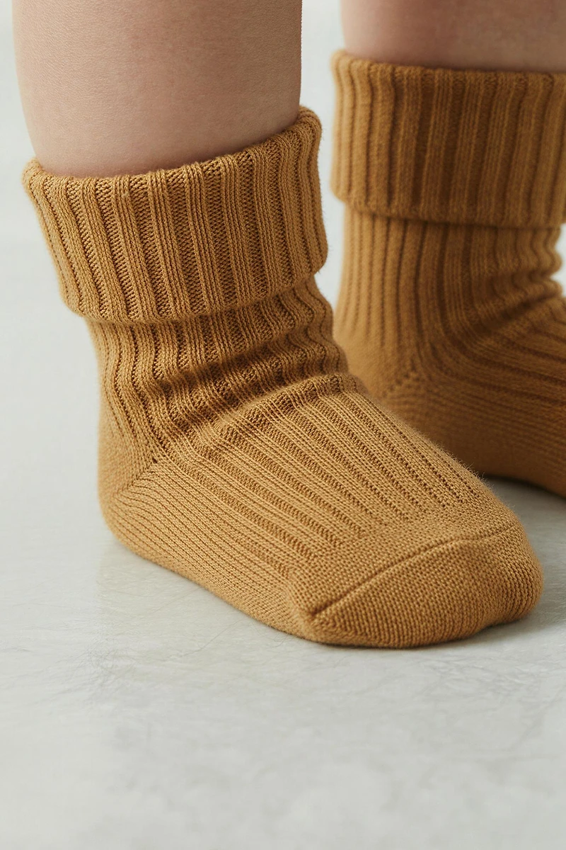 LOT DE QUATRE CHAUSSETTES COULEURS EN BOÎTE