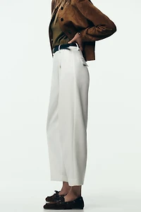 PANTALON À PINCES ET CEINTURE