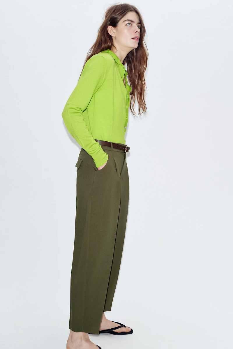 PANTALON À PINCES ET CEINTURE