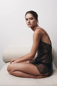 LACE STRAPPY TOP