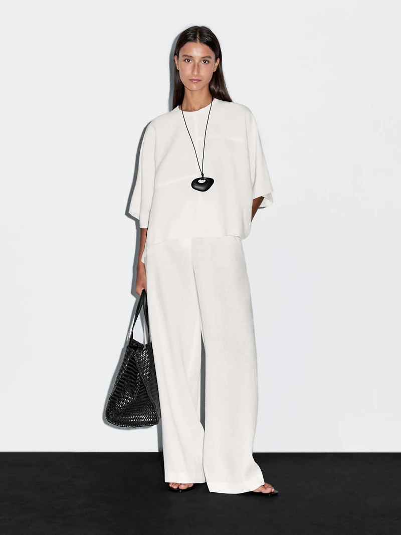 Short cape with seam details