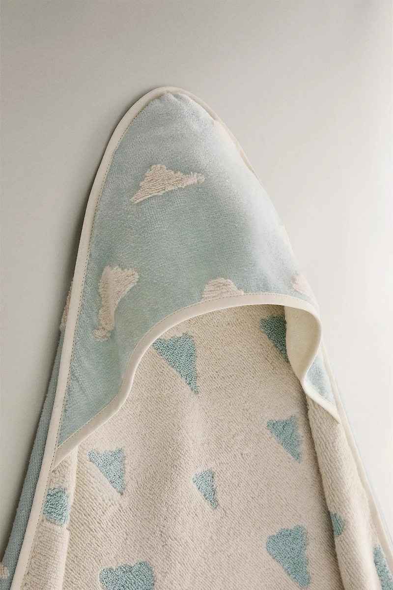 HOODED CLOUD PRINT BATH TOWEL