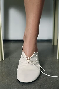 CHAUSSURES PLATES EN CUIR À LACETS