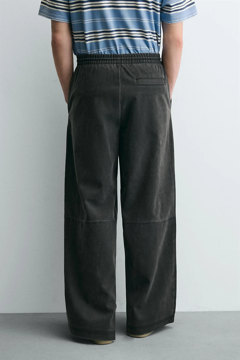 PANTALON RELAXED FIT CLOUS MATIÈRE SYNTHÉTIQUE