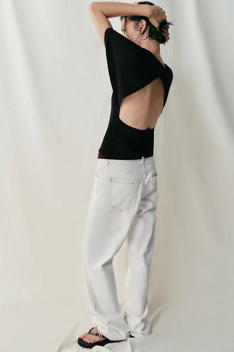 SHORT SLEEVE CUT OUT TOP