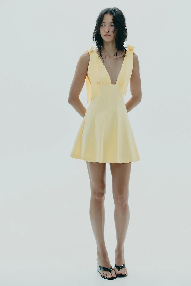 ROBE COURTE EN MATIÈRES VARIÉES À LACETS