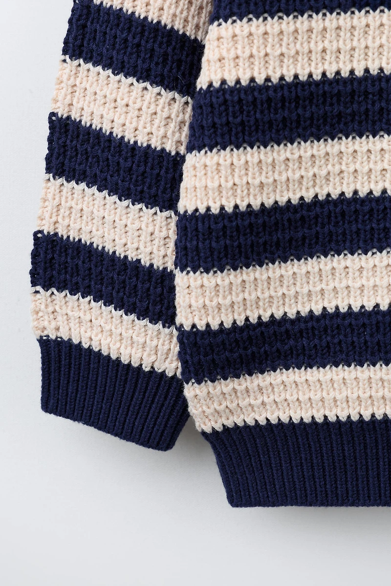PULL EN MAILLE À RAYURES AVEC INSCRIPTION BRODÉE
