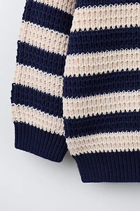 PULL EN MAILLE À RAYURES AVEC INSCRIPTION BRODÉE