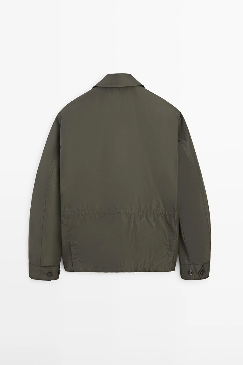 Lightweight jacket with pockets