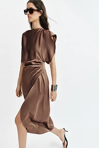 ROBE MI-LONGUE SATINÉE À CAPE