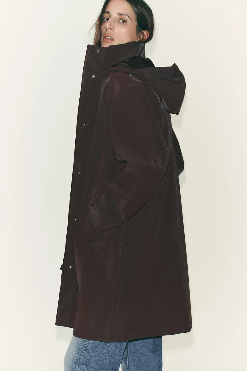 VESTE ENDUITE À CAPUCHE COUPE-VENT