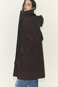 VESTE ENDUITE À CAPUCHE COUPE-VENT