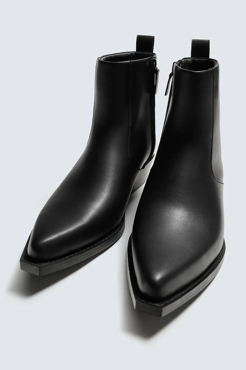 POINTED COWBOY BOOTS