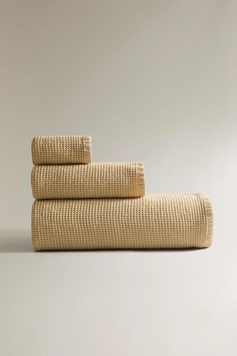 SERVIETTE DE BAIN TEXTURÉE GAUFRÉE