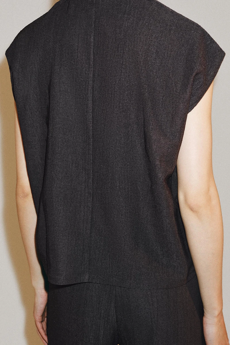 RUSTIC SLEEVELESS TOP