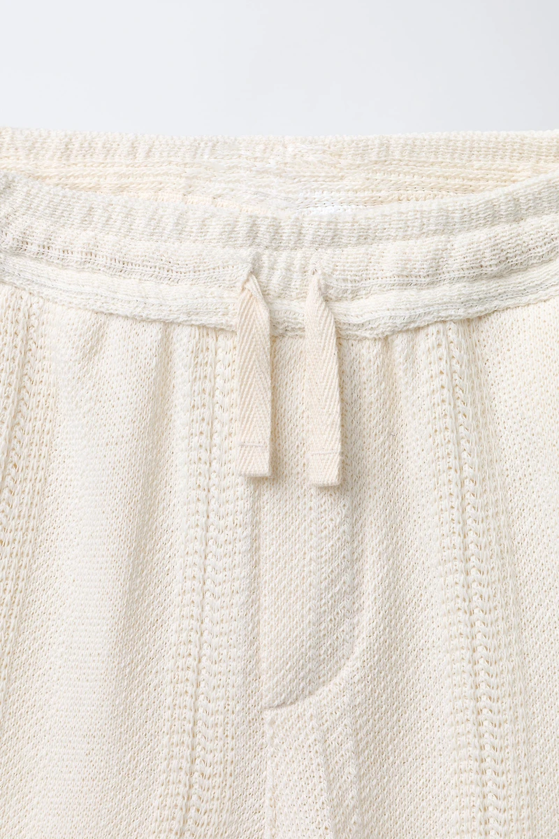 TEXTURED STRAIGHT SHORTS