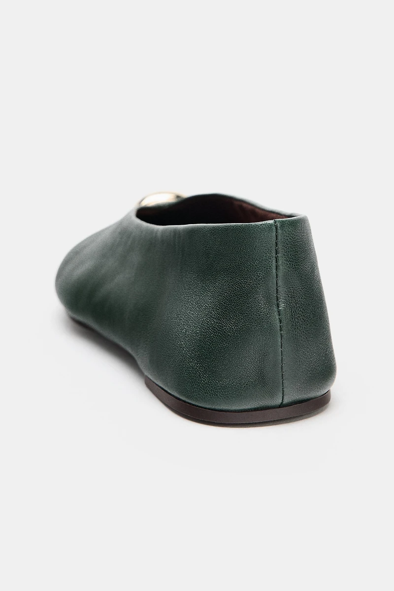 BALLERINES EN CUIR AVEC APPLIQUE