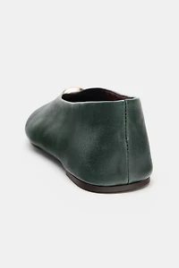 BALLERINES EN CUIR AVEC APPLIQUE