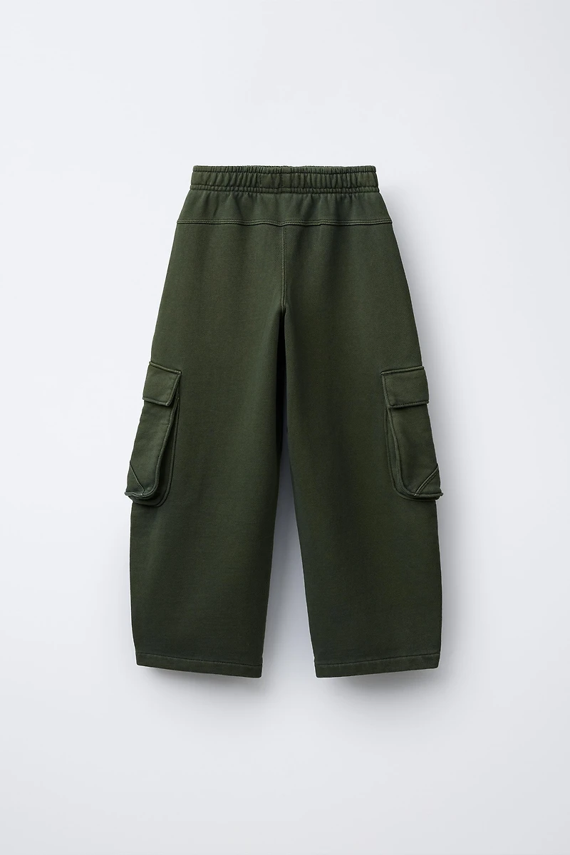 PANTALON EN MOLLETON LARGE CARGO TEINT PIÈCE