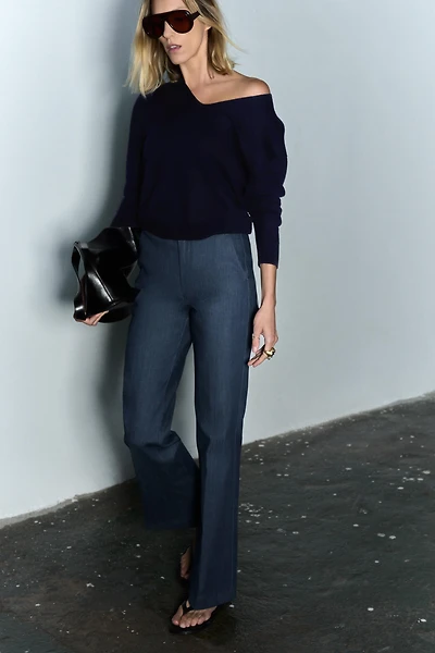 ASYMMETRIC LEATHER BUCKET BAG