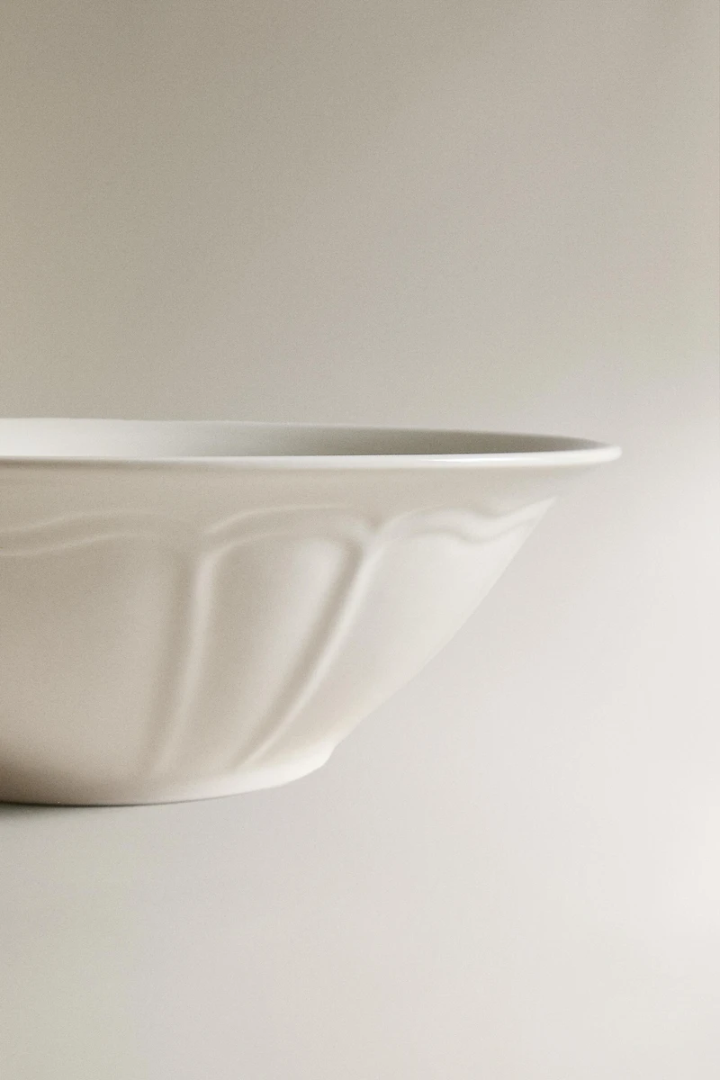 PORCELAIN SALAD BOWL WITH RAISED PATTERN