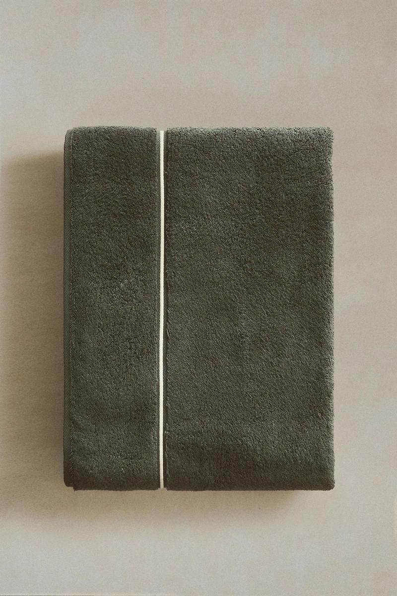 EMBROIDERED TRIM BATH TOWEL