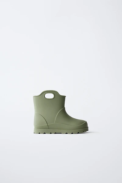 RAIN BOOTS