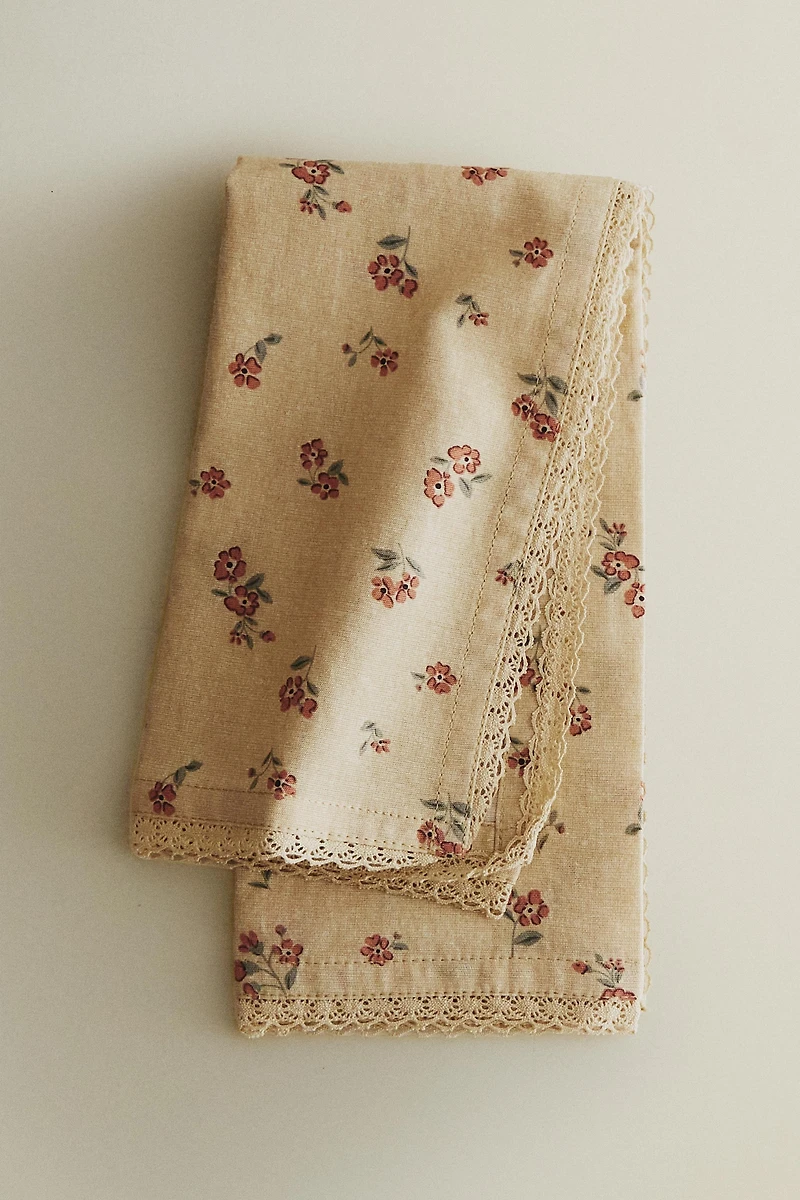 LOT DE SERVIETTES FLEURS SAUVAGES AVEC DENTELLE (LOT DE 2)