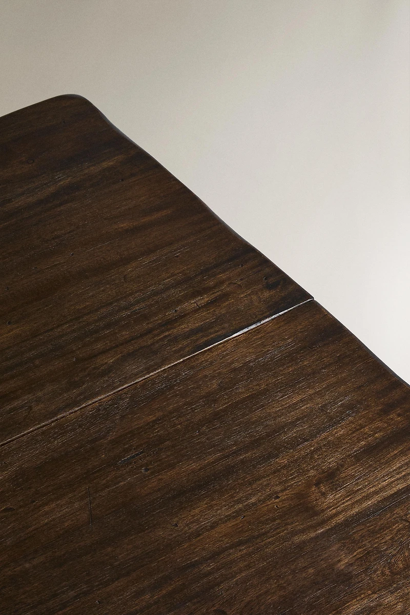LOW-LEGGED COFFEE TABLE