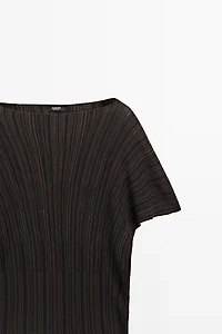 Total look pleated top with striped detail