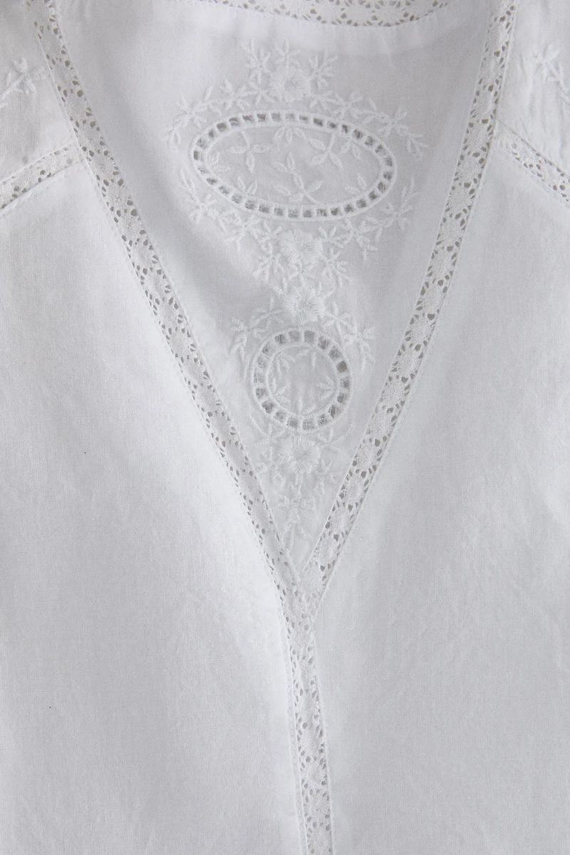 T-SHIRT DENTELLE ET BRODERIE
