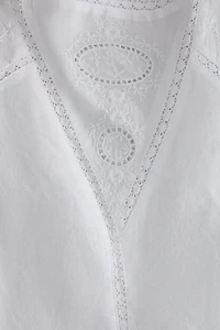 T-SHIRT DENTELLE ET BRODERIE