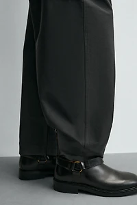 BOTTINES EN CUIR AVEC HARNAIS