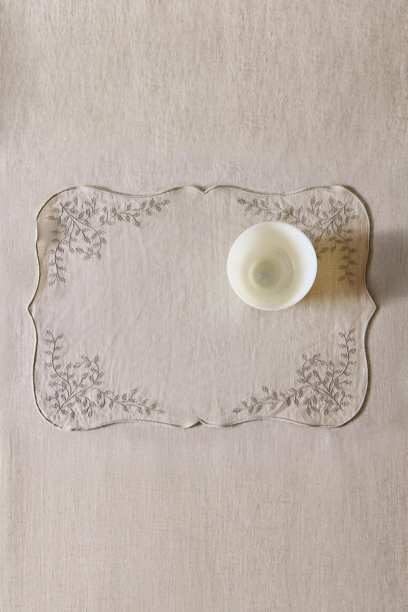 EMBROIDERED LINEN PLACEMAT WITH VEGETABLE MOTIFS