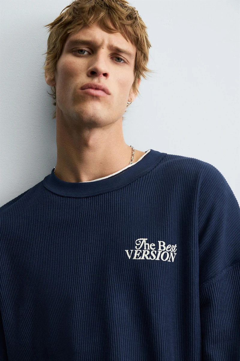 TEXTURED TEXT SWEATSHIRT