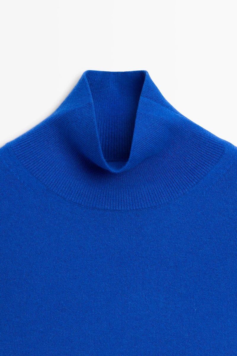 100% cashmere high neck knit sweater